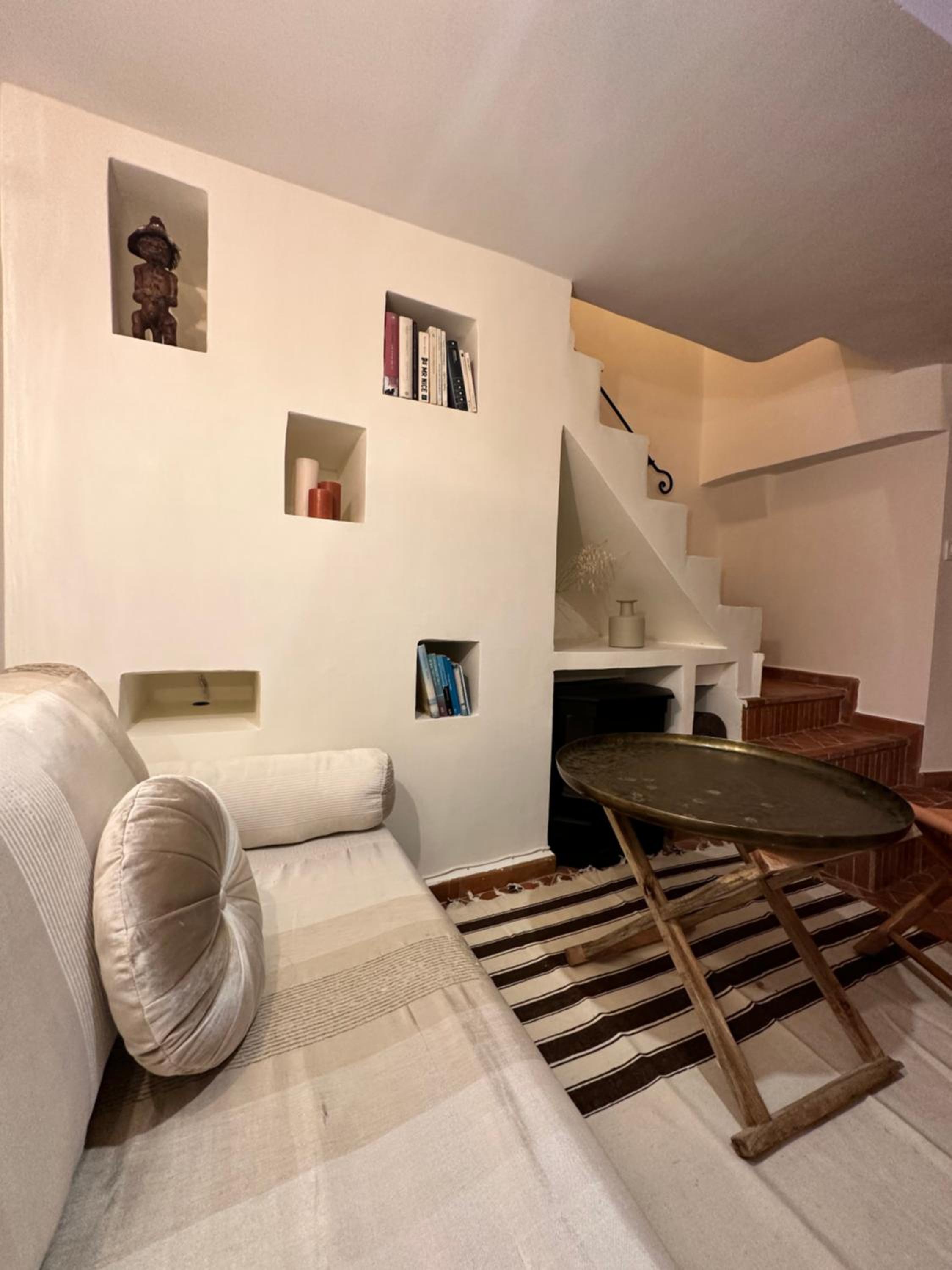 Eight-Bedroom House photo 2