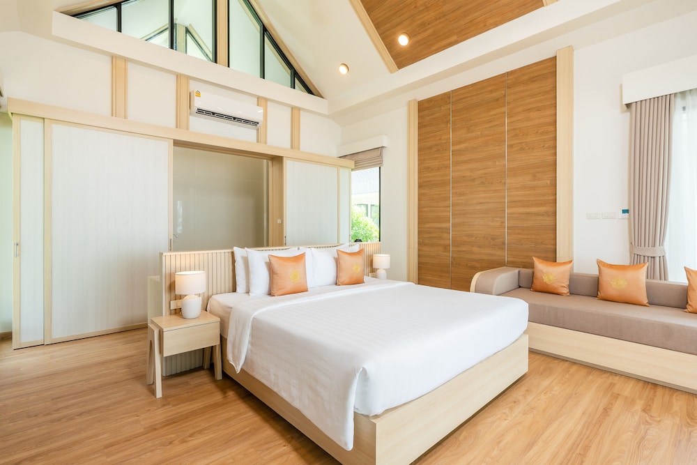 Grand Deluxe Partial Seaview photo 2