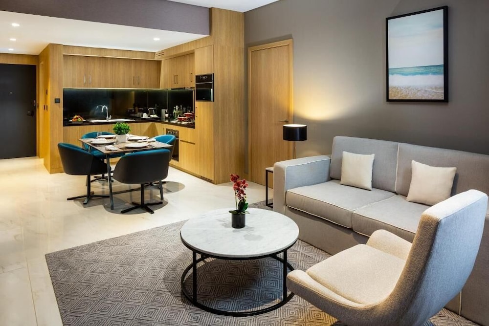 Executive Suite with Kitchen thumbnail 5