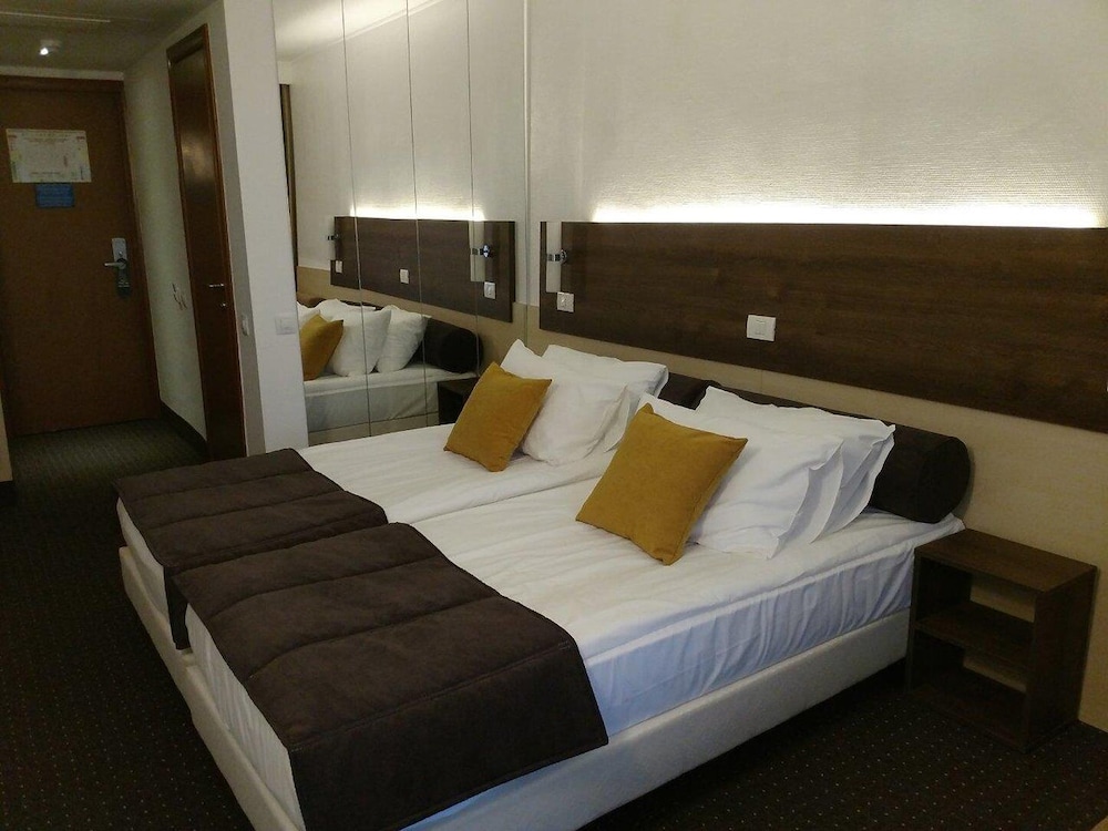 One Queen Bed Room, With Sea-View, Air-Condition, Balcony, Nonsmoking photo 2