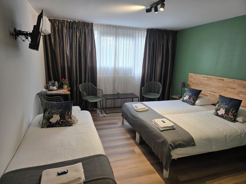 Deluxe Triple Room (with Shower) photo 2