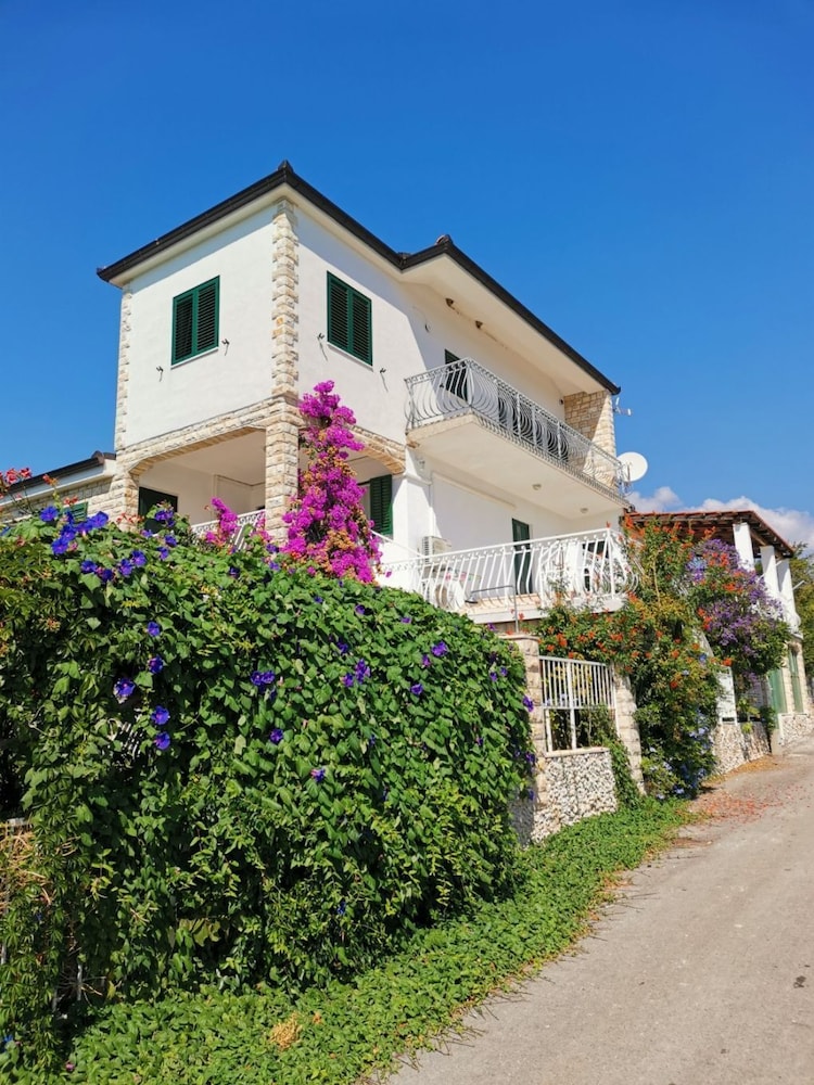 Apartment (Srđan - 10 m from the beach - A3(4+1)