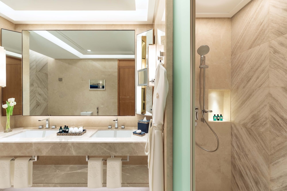 Two Bedroom Grand Luxury Suite Sea View with Club Lounge Access