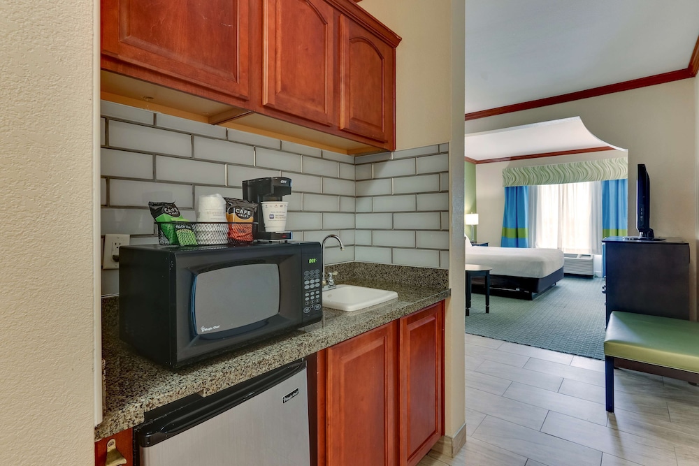 Suite, 1 King Bed, Non Smoking, Jetted Tub - Photo 2