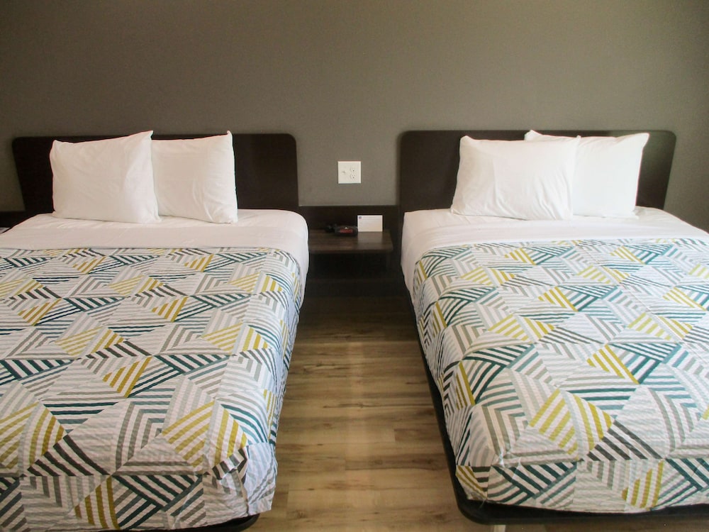 Standard Room, 2 Queen Beds, Non Smoking - Photo 4