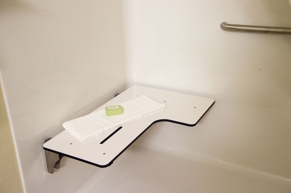Single King Suite, Accessible Shower, Non Smoking - Photo 3
