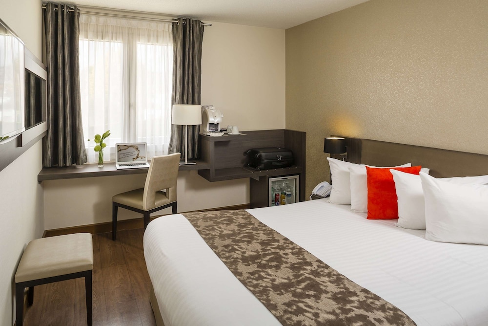 Executive Room, 1 Queen Bed, Non Smoking, Pool View - Photo 1