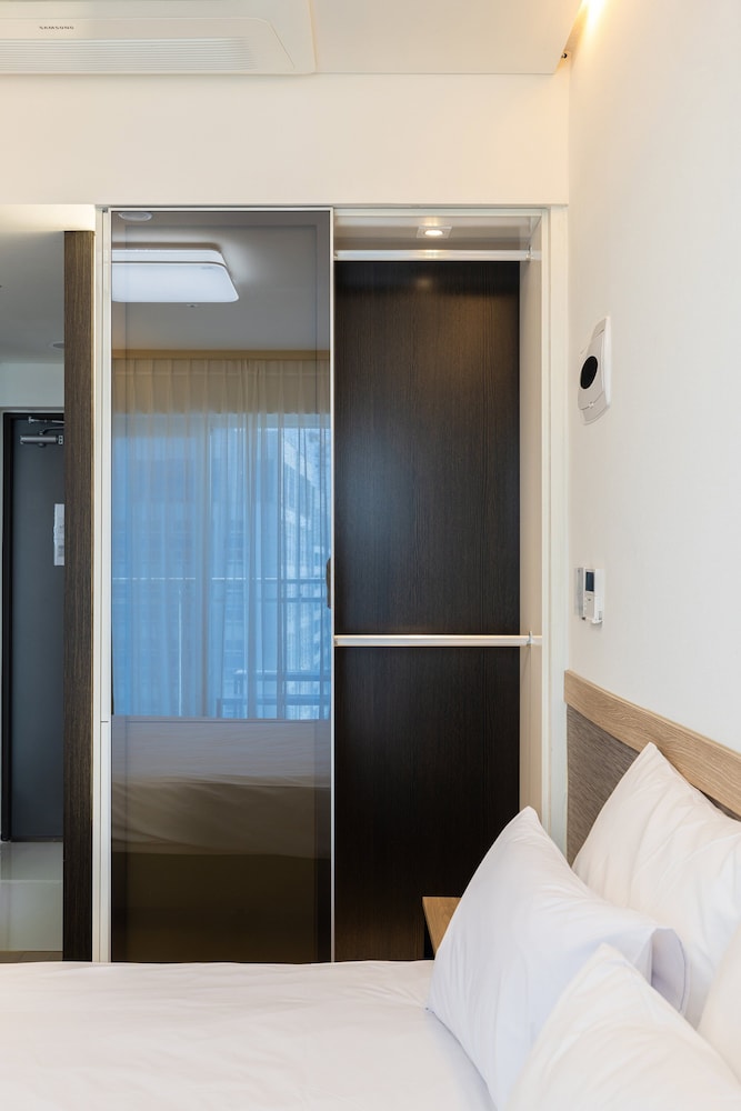 Deluxe King with Terrace (City View) - Photo 2