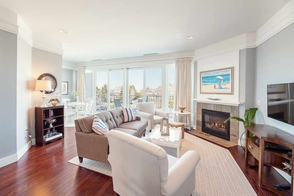 Maritime Deluxe Suite Lakeview photo 1