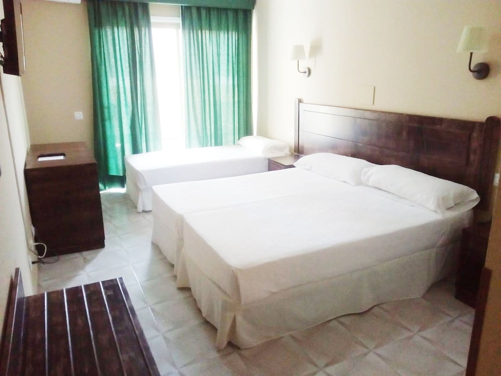 Standard Triple Room, 3 Twin Beds - Photo 3