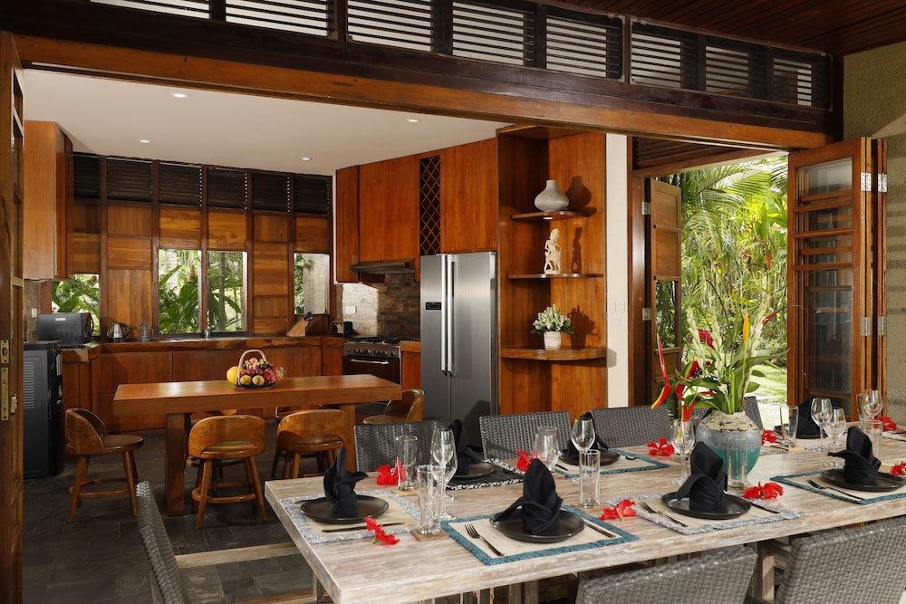 5 Bedroom Beachfront Pool Villa photo 3