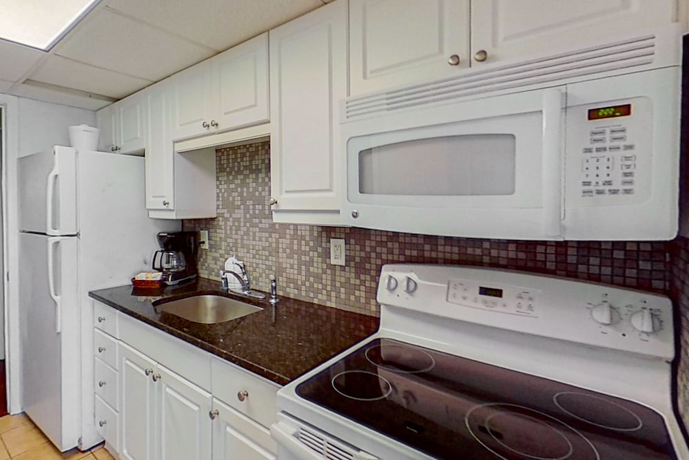 Condo, 1 Bedroom (2 Queen beds, Oceanfront) photo 2