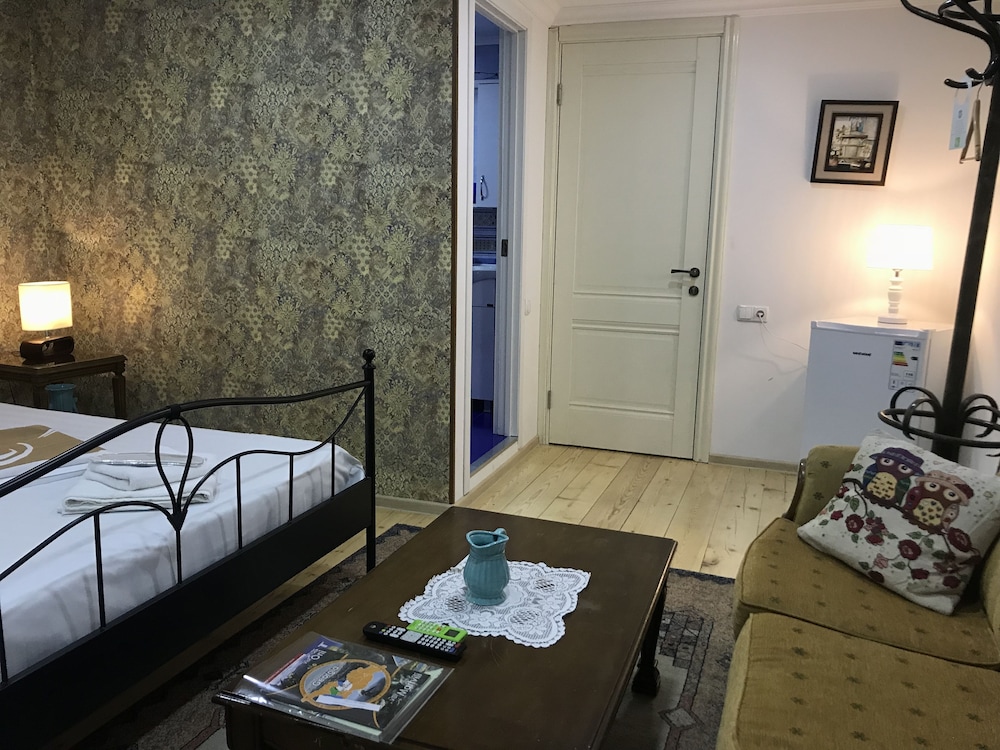 Standard Room, 1 King Bed photo 3