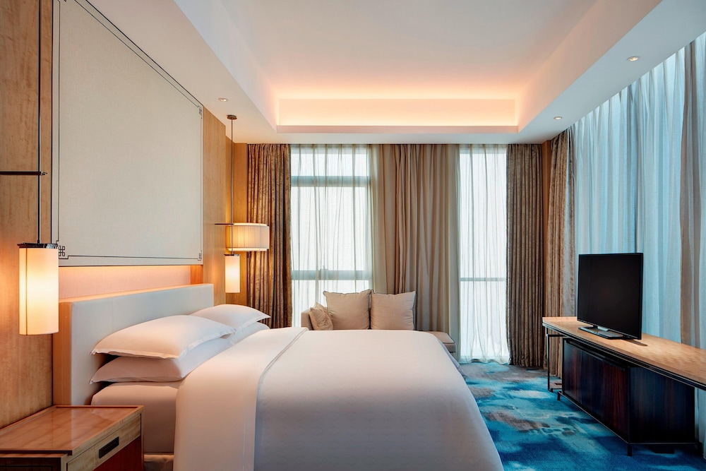 Club Suite, 1 King Bed, City View