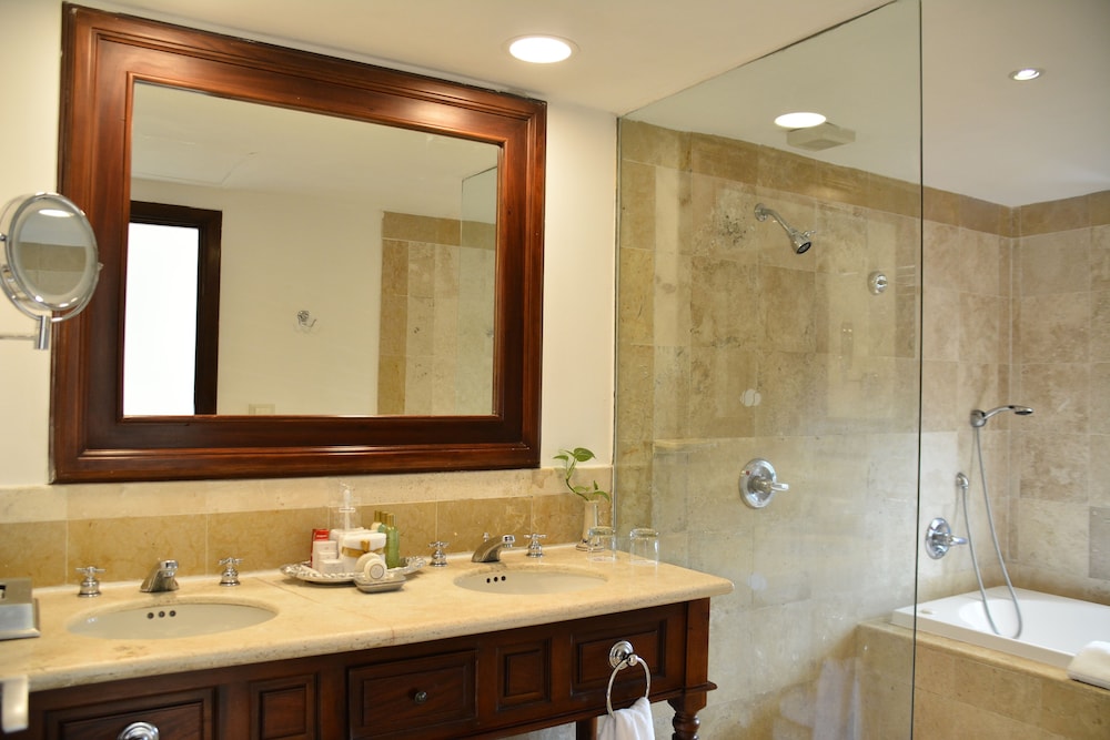 Preferred Club Junior Suite Ocean Front King thumbnail 5