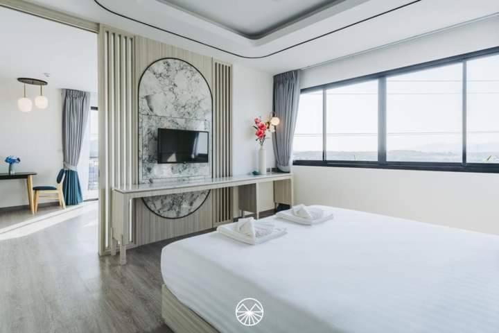 Deluxe King Suite - Photo 3