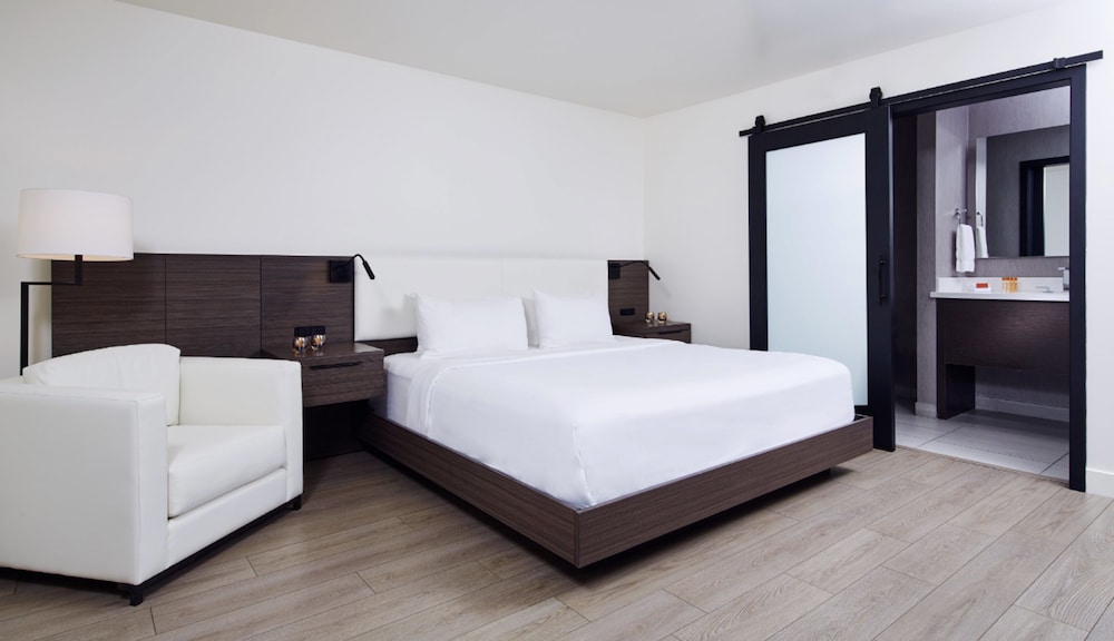 Premium Room, 1 King Bed - Photo 1