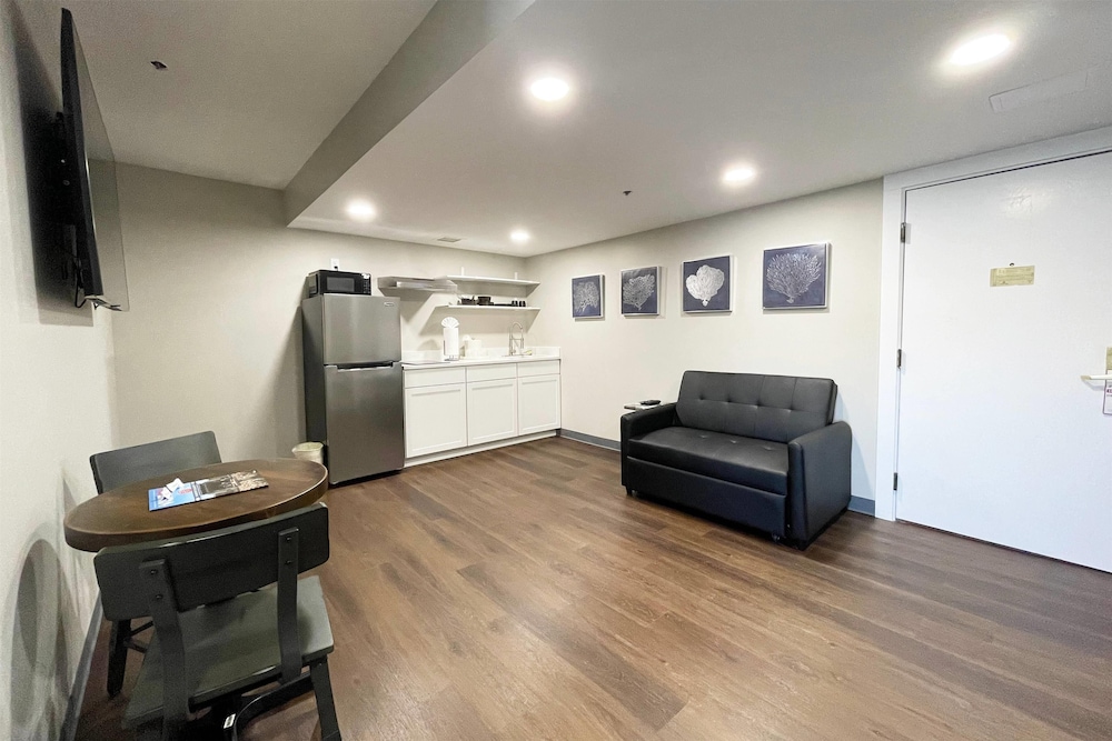 Superior Studio Suite, 1 King Bed, Non Smoking - Photo 6