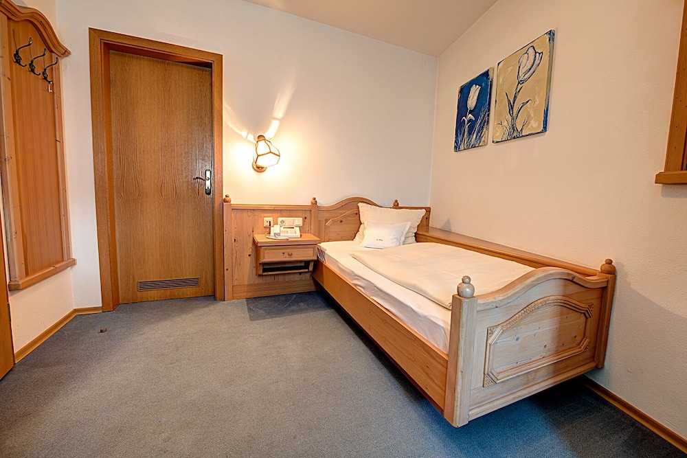 Single Room (with Shower) photo 3