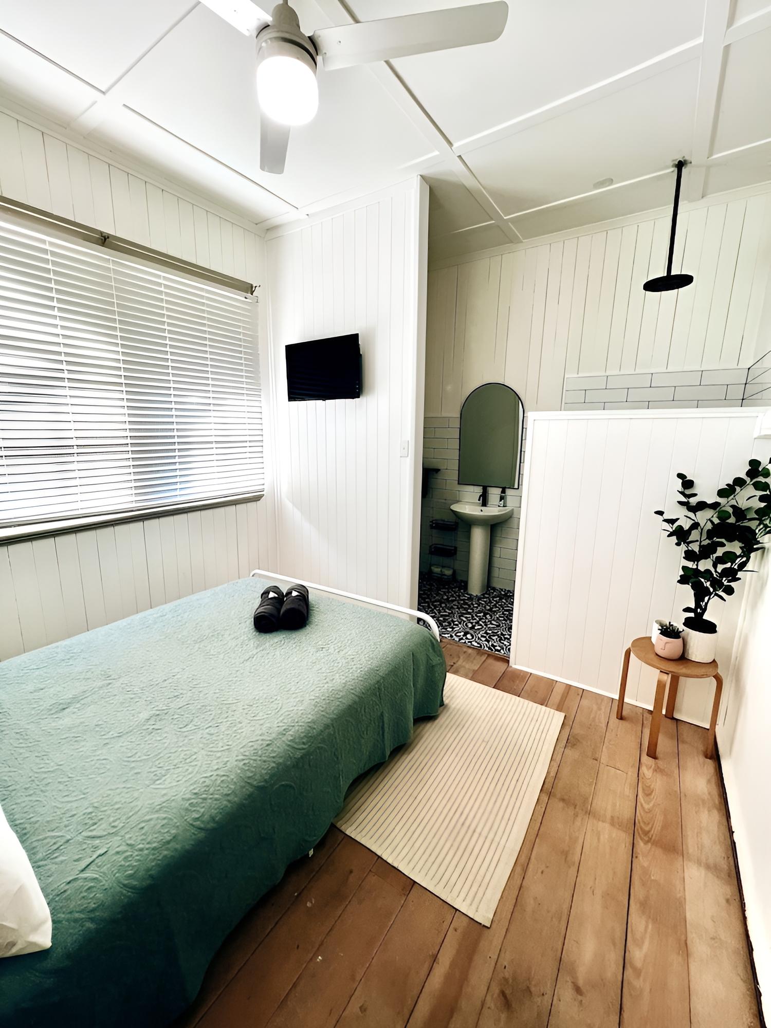 Business Room, 1 Queen Bed, Non Smoking, Ensuite photo 3