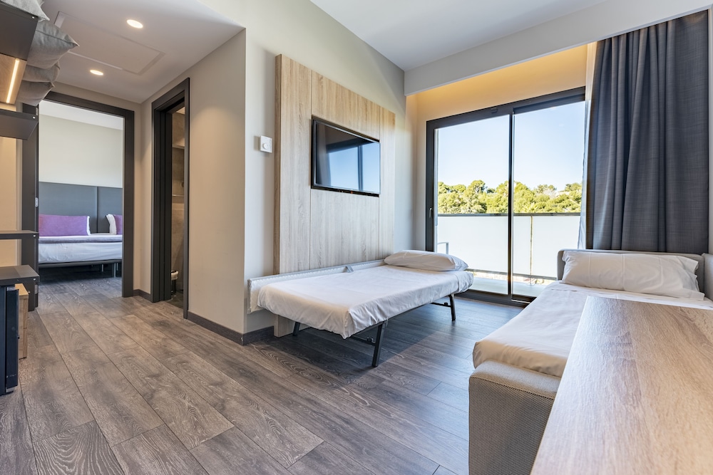 Family Room with City View and Window photo 3