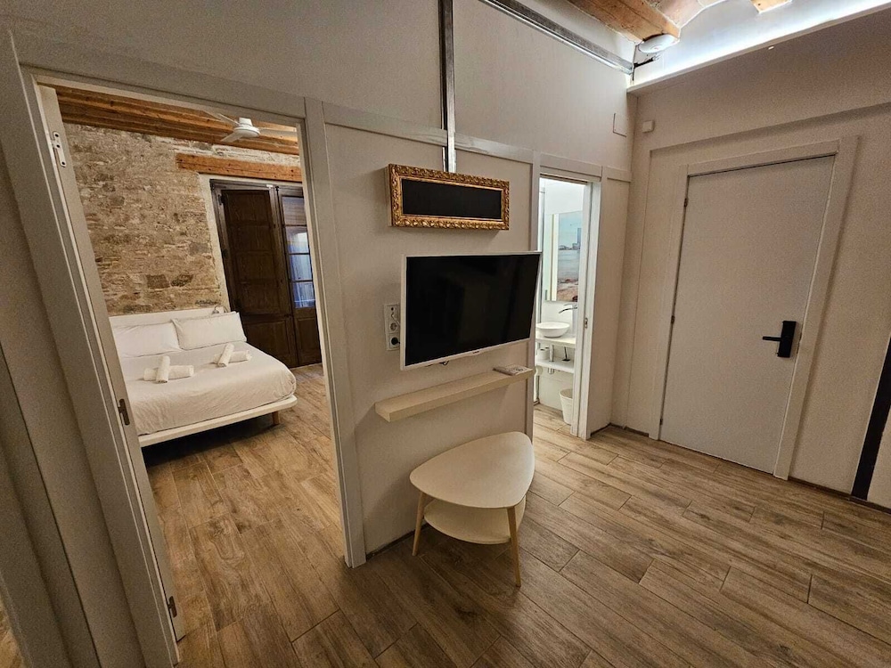 Basic Apartment photo 2