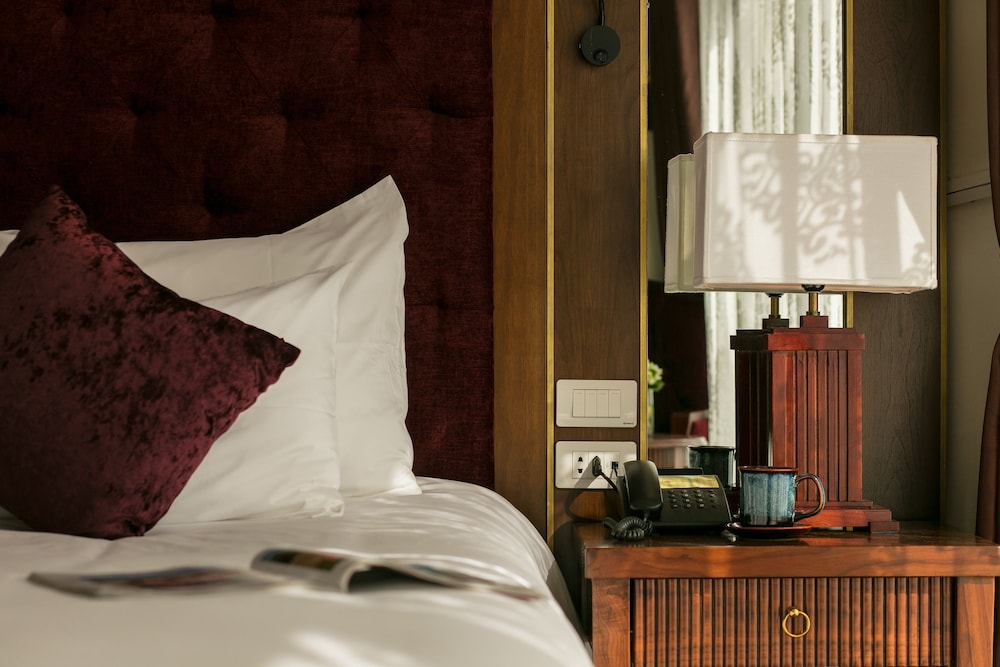 Executive Room with Balcony - Photo 4