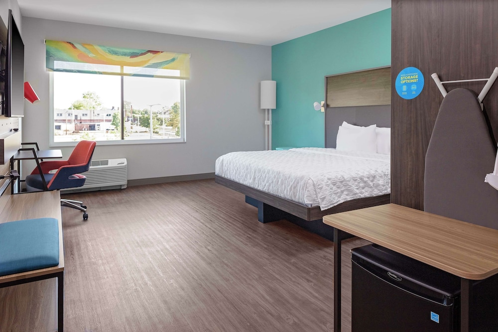 Room, 1 King Bed, Accessible (Roll-In Shower) - Photo 2