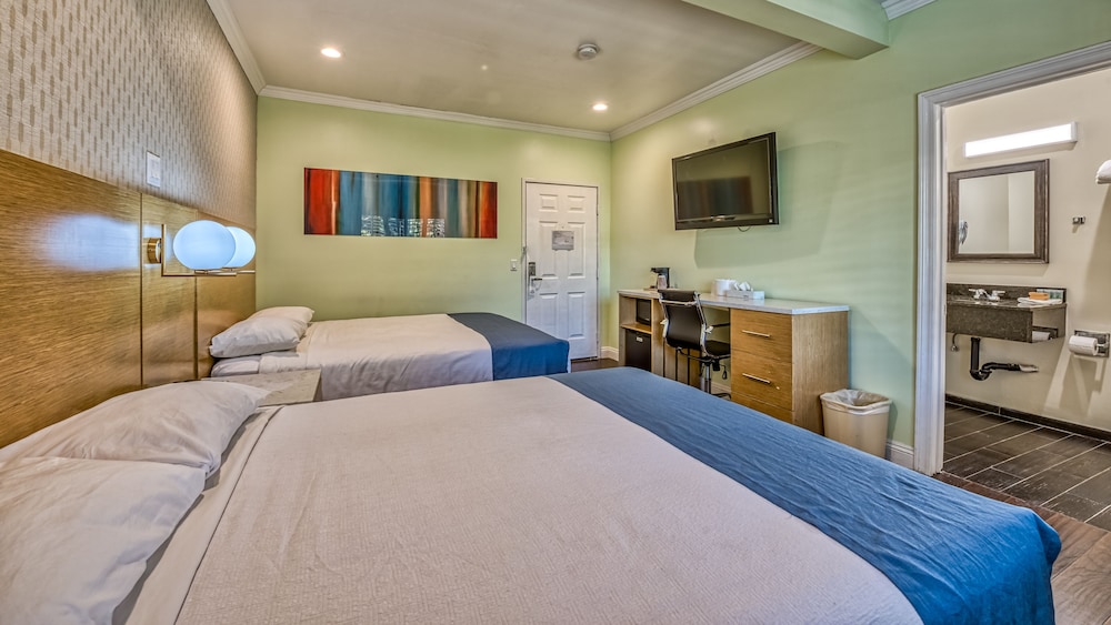 Standard Room, 2 Queen Beds photo 2