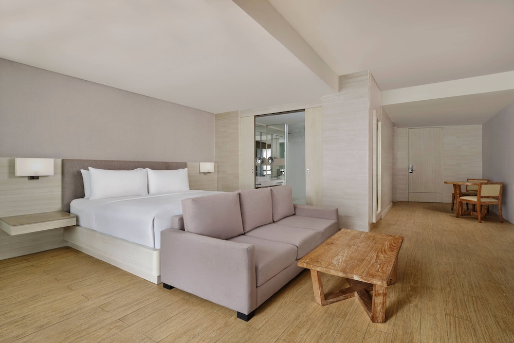 Deluxe Suite, 1 Bedroom, Pool View thumbnail 5