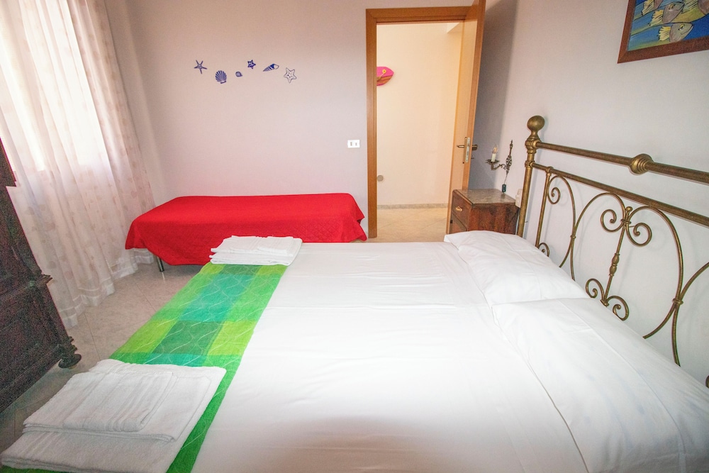 Basic Apartment, 2 Bedrooms, Patio, Beachside