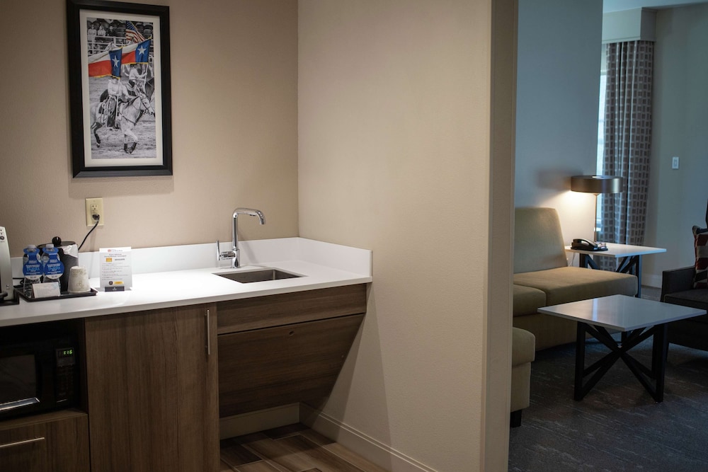 Junior Suite, 1 King Bed, Accessible (Roll-In Shower) photo 3