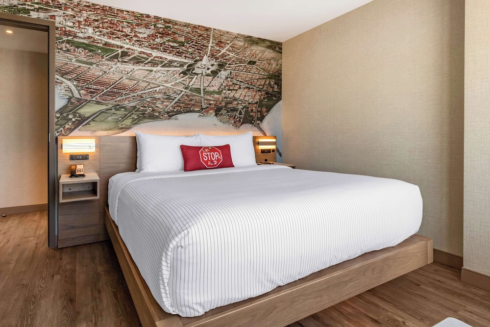 Executive Suite, 1 King Bed with Sofa bed, Non Smoking - Photo 4