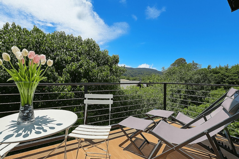 Deluxe Studio Suite, 1 King Bed, Non Smoking, Mountain View photo 3