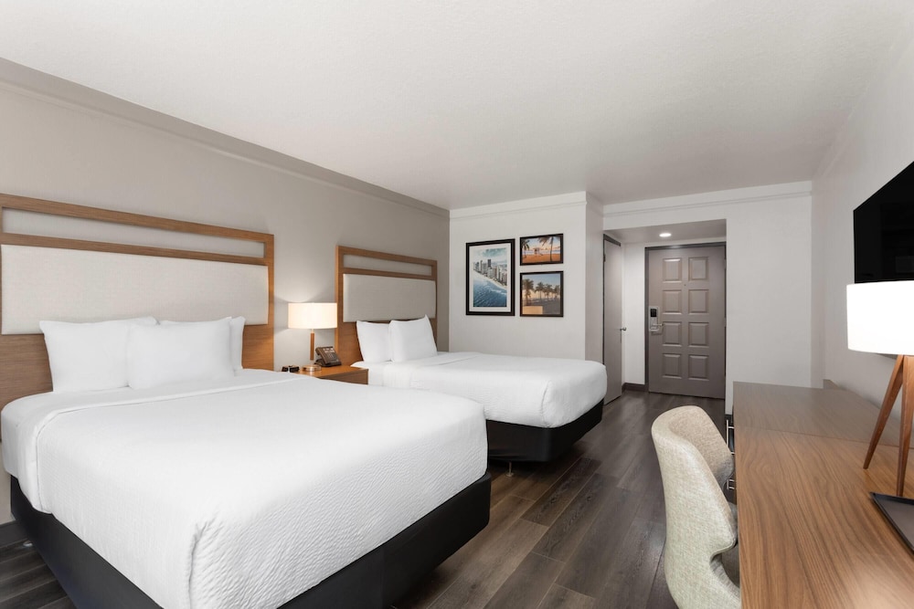 Deluxe Room, 2 Double Beds, Non Smoking, Pool View