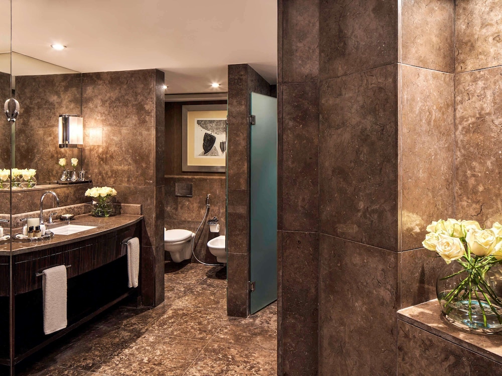 Fairmont Gold, Signature Room