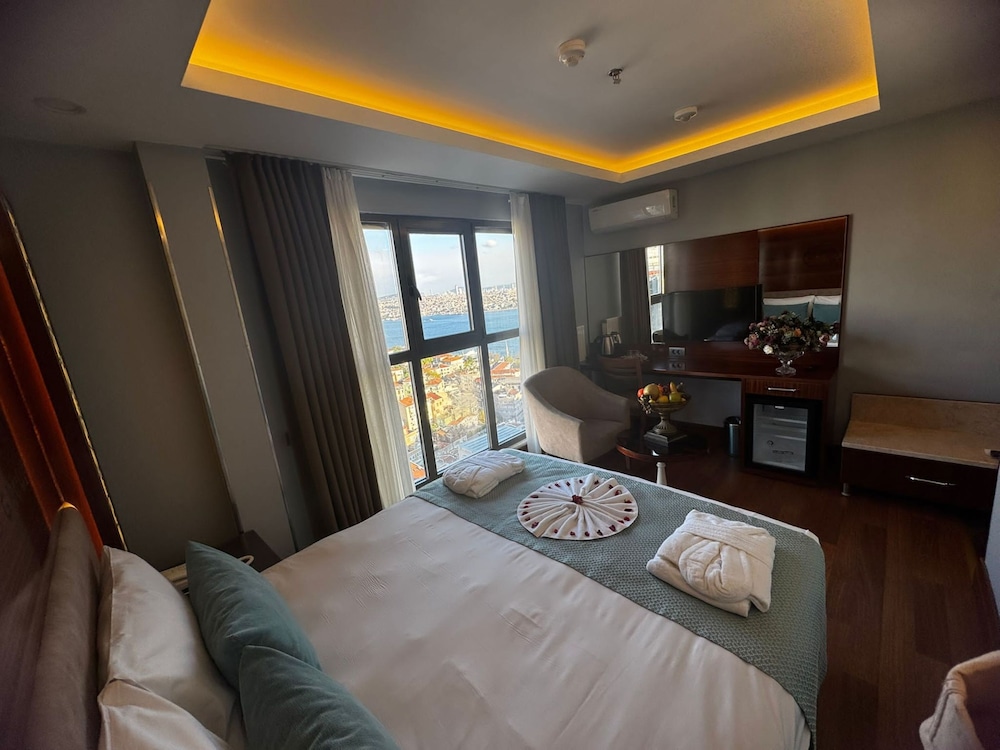 Superior Room, 1 Queen Bed, Sea View, Sea Facing photo 3