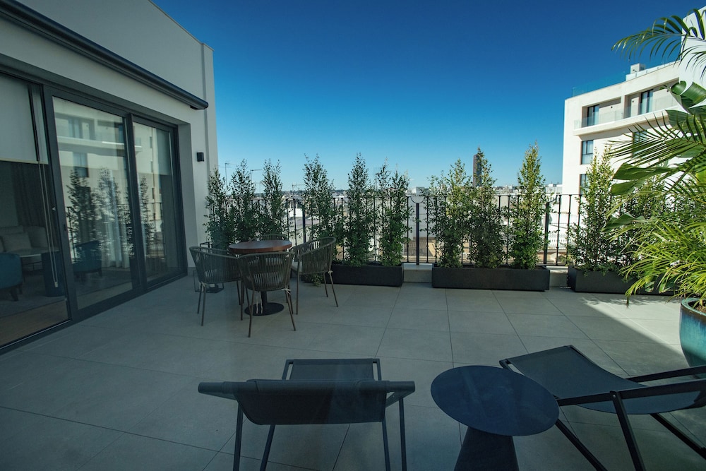 Executive Suite, Balcony, City View thumbnail 6