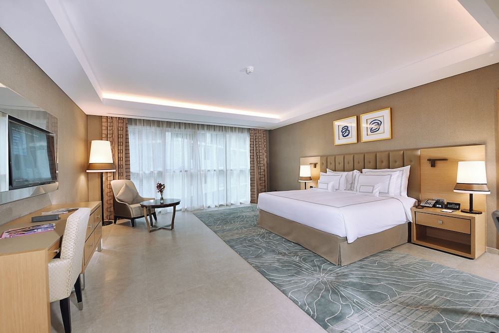 Grand 1-bedroom Suite - Complimentary Luxury Transfers to Jumeirah Beach and Mall of Emirates