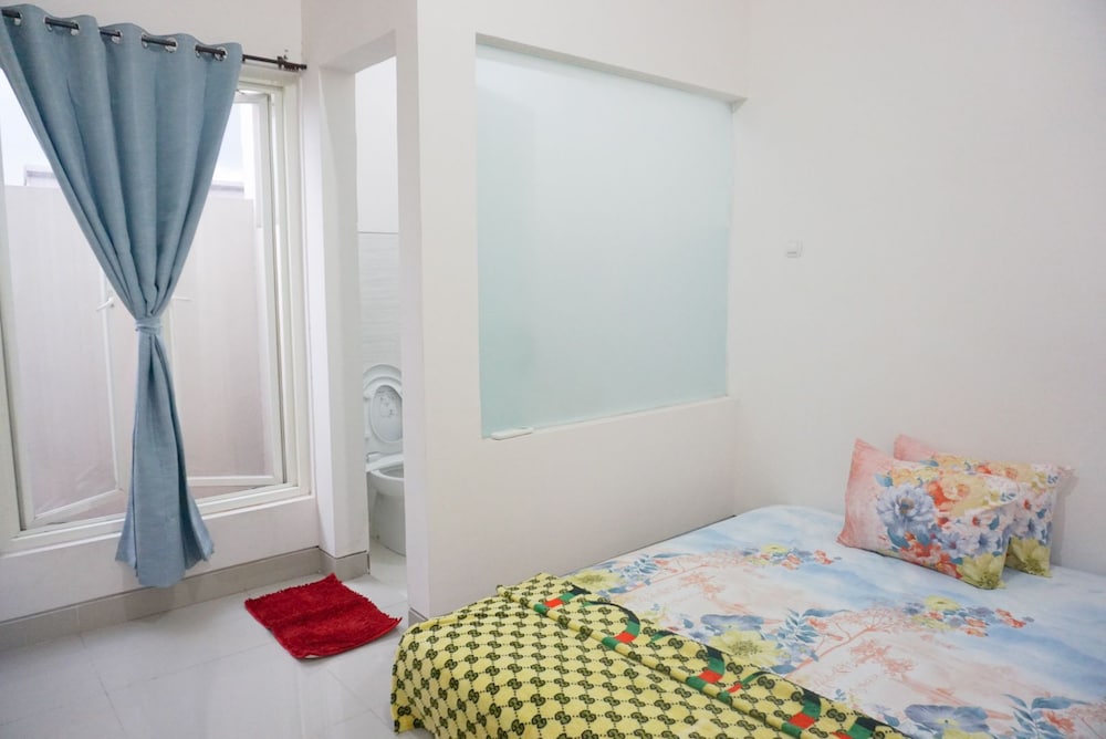 Basic Double Room, 1 Queen Bed, Non Smoking photo 1