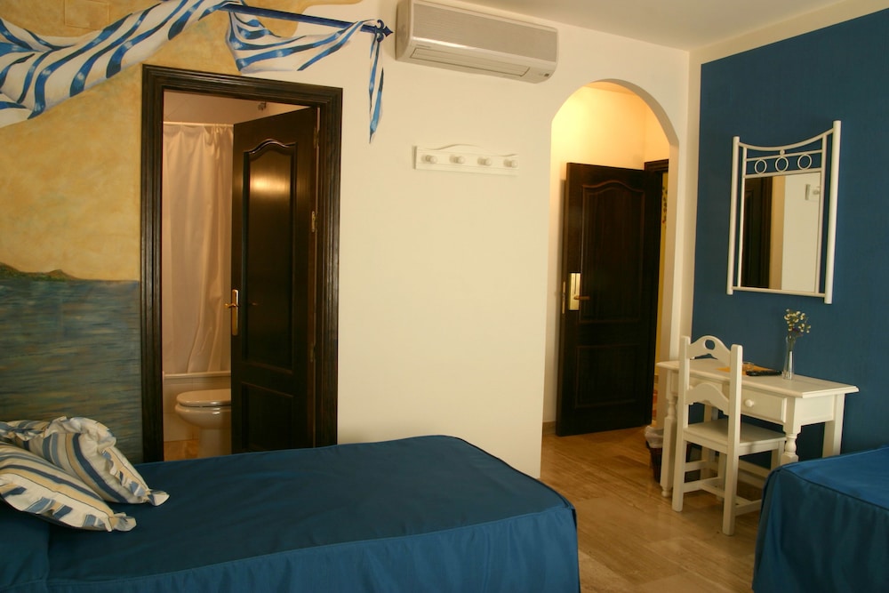 Twin Room - Photo 11