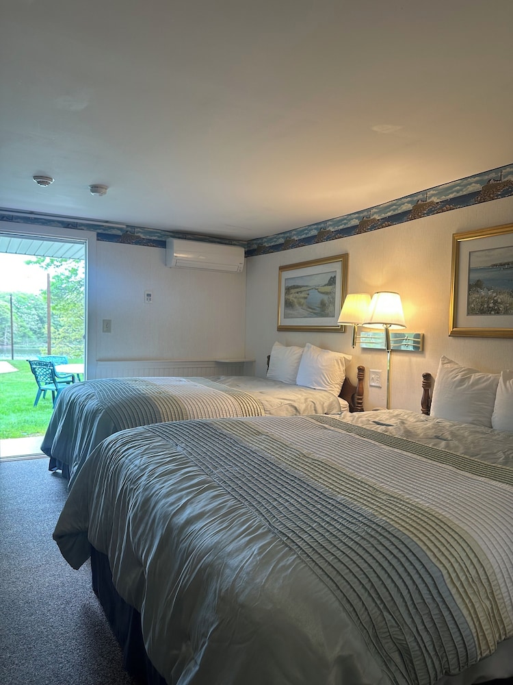 Standard Room, 1 Queen and 1 Full Bed, Waterfront photo 2