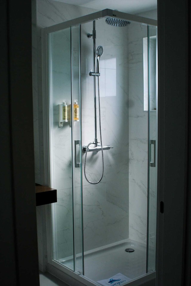 Standard Twin Room - Photo 3