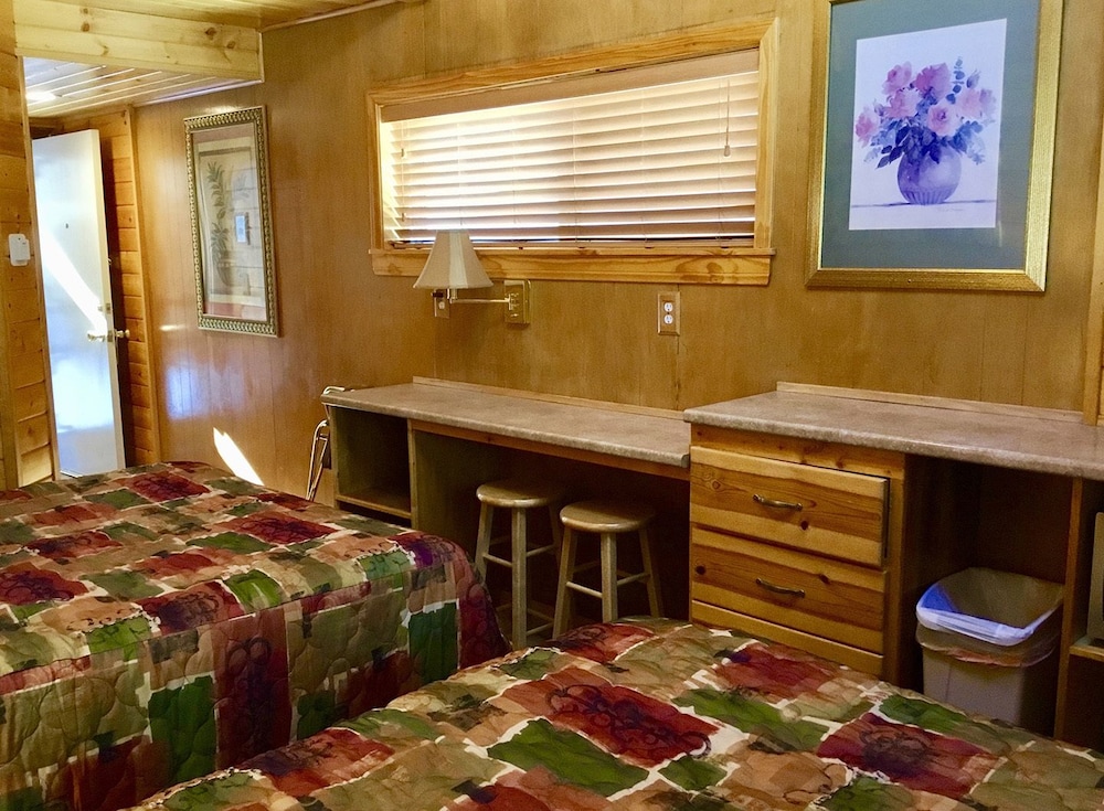 Basic Room, 2 Queen Beds, Non Smoking (101/102/103) photo 3