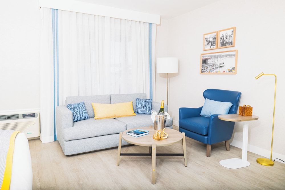 Deluxe Studio Suite, 1 King Bed with Sofa bed, Harbor View - Photo 4