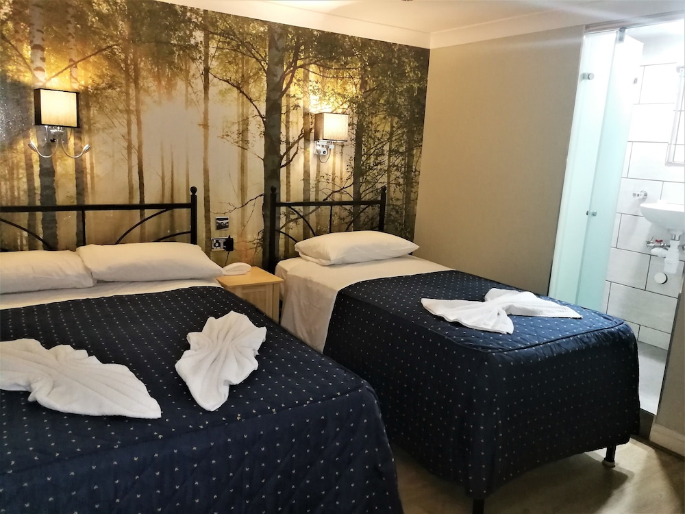Standard Twin Room, Ensuite photo 2