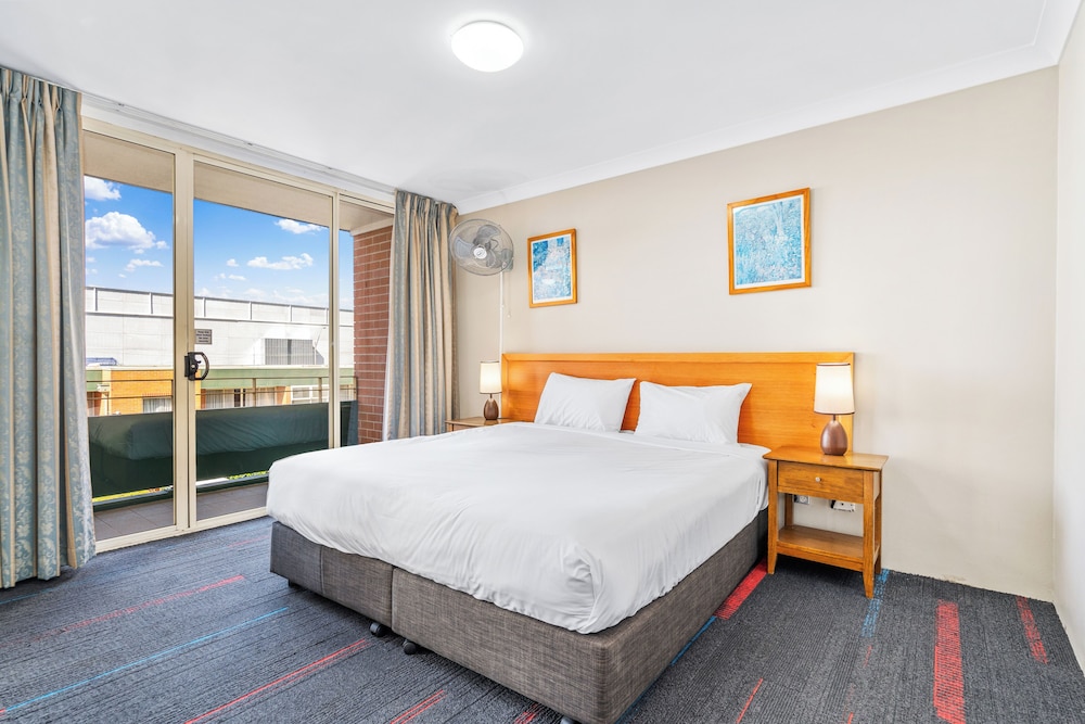 Executive 3 Bedroom Apartment - Limited Housekeeping photo 2