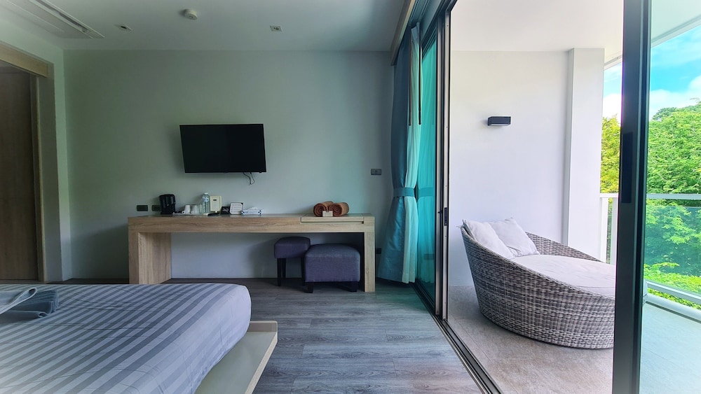 Deluxe Pool View Suites - Photo 3