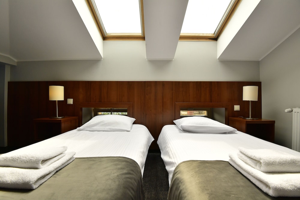Economy Twin Room - Photo 3