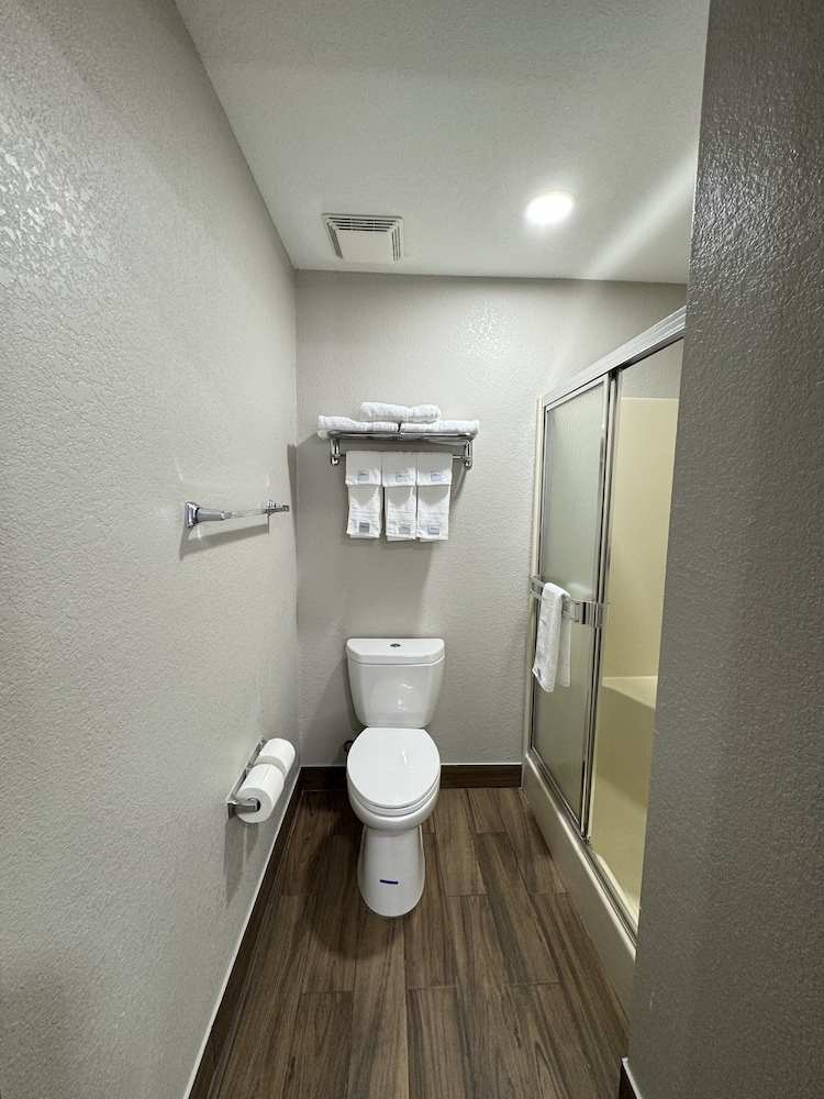 Room, 1 King Bed, Accessible, Non Smoking (Mobility, Tub w/ Grab Bars) photo 2